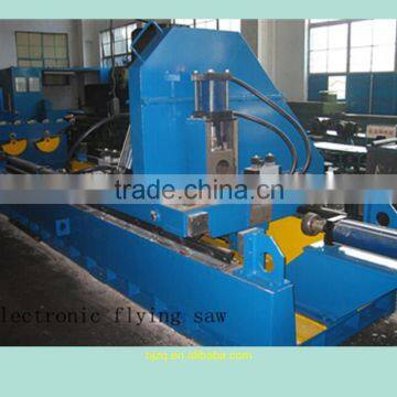 Electronic flying saw of pipe production line