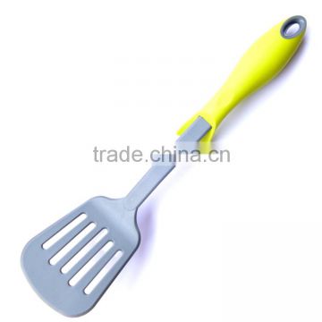 nylon non-stick plastic cutlery slotted urner with standing handle