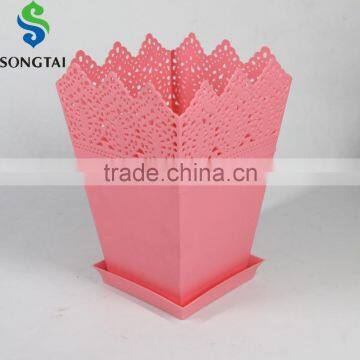 square plastic flower pot with lace brim