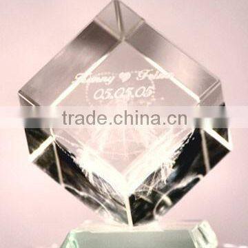 2016 AAA quality and fashionable crystal cube with glass base