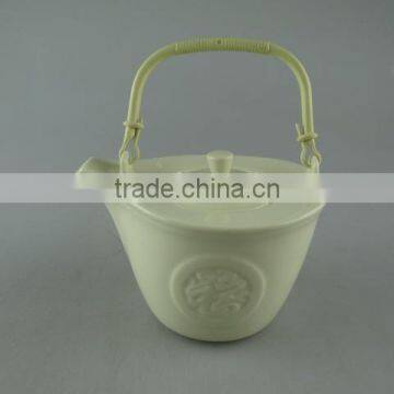 Cream ceramic tea pot with cheap price in stocked