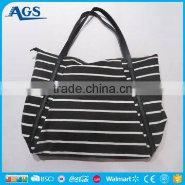 Well-known fine quality ladies handbag at low price