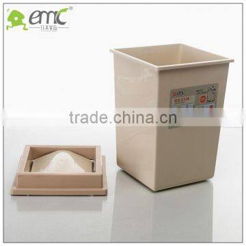 PPplastic wastebin with the lid