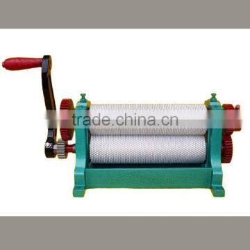 China manufacturer easily operate beeswax foundation sheet machine