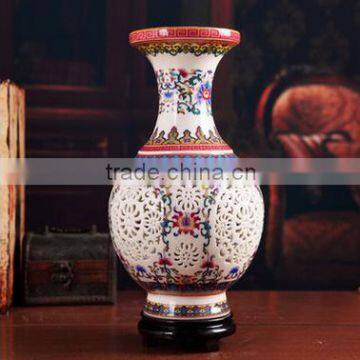 Traditional chinese hollow-out porcelain vase table lamp with wooden base