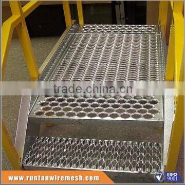 Diamond safety grating stair treads (Tread Assurance)