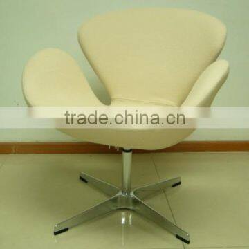 Artifort Little Tulip Swivel Armchair -creamy white