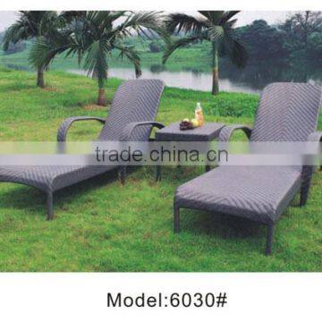 Outdoor furniture 4 legs wicker /rattan sun lounger with beige cushion