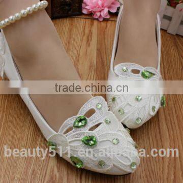 The pearl chain is low with white bridesmaid shoes and the wholesale bridal shoes are taken by the wholesale bride dress WS027