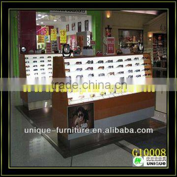 Sunglass display case with light
