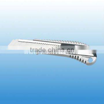 easy cut auto-retractable utility knife UK096