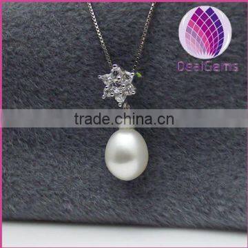 2015 fashion natrual freshwater 8-9mm rice pearl pendant with zircon for necklace