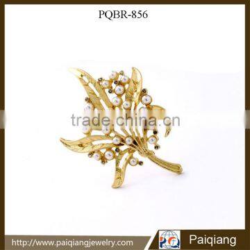 Newest design fashion gold plated hollow pearl leaf deco brooch