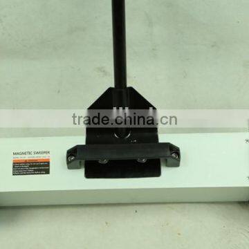 Magnetic hang-type sweeper for fork lift