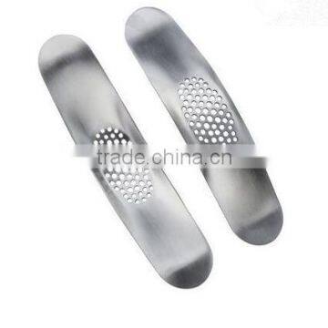 Cy282 Curved Garlic Stainless Steel 304/430 Multi-functional Manual Garlic Creative Twist Garlic Kitchen Worn Garlic photo-4