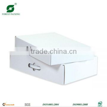 WHITE SHIPPING BOX WITH PLASTIC HANDLE