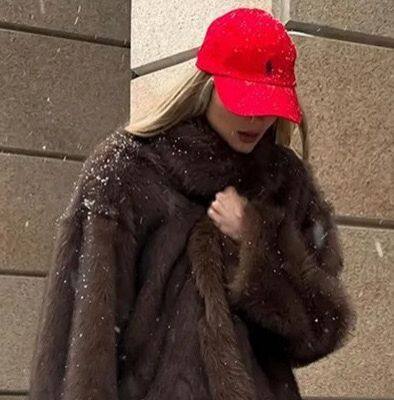 Casaco de paletó feminino branco e preto com detalhes de pelúcia falsa de 2025, roupa exterior de inverno elegante de comprimento médio photo-4