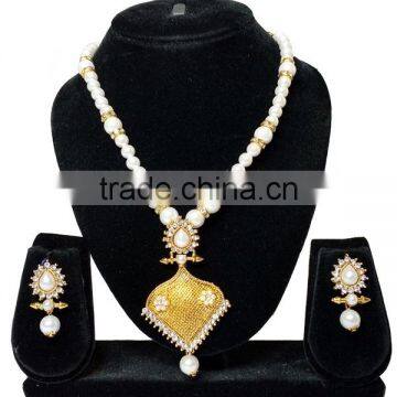 Fashion Neckless With Zaveri Pearls Jewellery Set