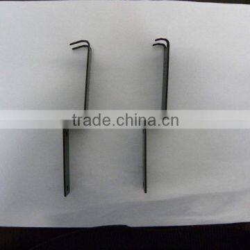 Weft insertion yarn feeding metal hook for warp kniting machine