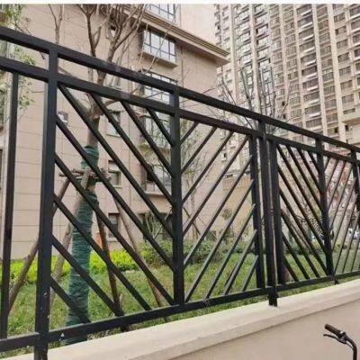 Panneau de clôture en piquets décoratifs en aluminium et en métal de conception moderne pour une sécurité abordable