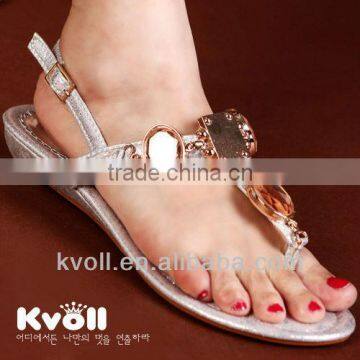 Low heel thong sandals with set auger metal buckles