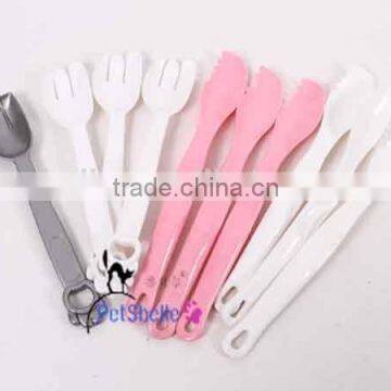 Plastic fork for pet food