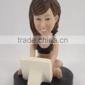 custom polyresin decorative human play computer figurine