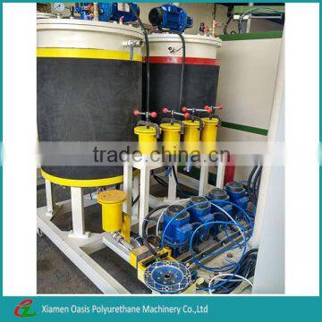 Low pressure additive foaming machine