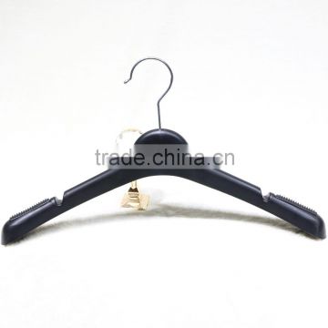 promotional black coat hangers for clothes plastic with metal hook