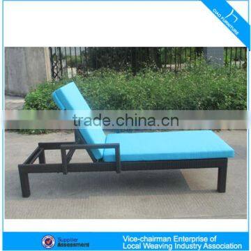 Лежак из плетеного материала для отдыха около бассейна на открытом воздухе (7016) photo-2