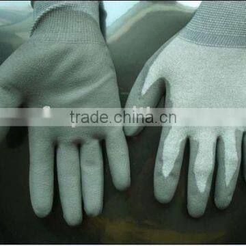 Cleanroom glove with pu coated in the palm