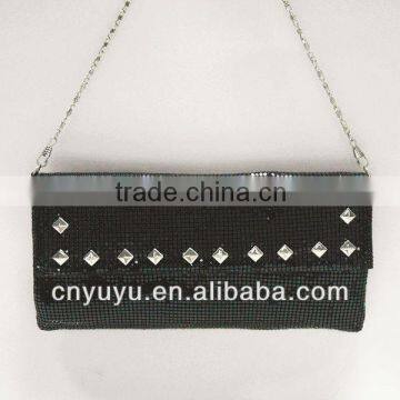 Aluminium mesh bag with pyramid studs