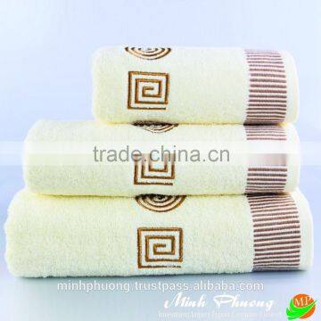 Towel 100% cotton high quality with embroidery free size bath sheets