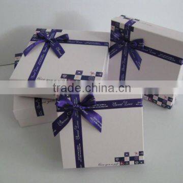 Square paper gift box with purple ribbon bow 4/s