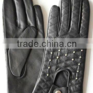 Lady driving gloves with hook and loop closure