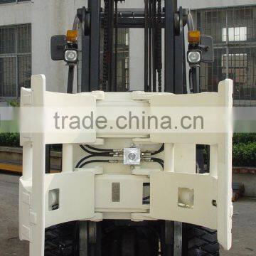 Forklift attachment positioned short arm type paper roll clamp                        
                                                                                Supplier's Choice