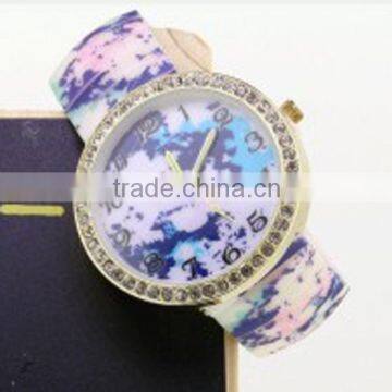 Dress Fashion Gold Plated Silk Printing Plastic Watch for Ladies photo-2