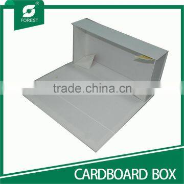 WHITE GIFT CARDBOARD BOX WITH MAGNET