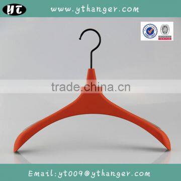 HA6865 plastic hanger with antislip strip rubber coated coat hanger