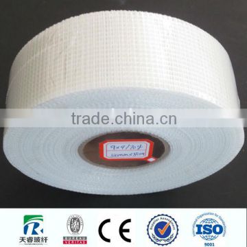 Flexible corner tape with metal strip