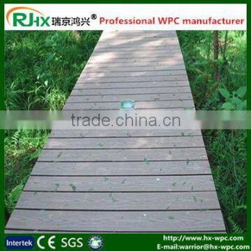 Outdoor compoiste plastic deck floor covering with crack-resistant