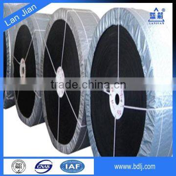 Asphalt and coal oil resistant rubber conveyor belts