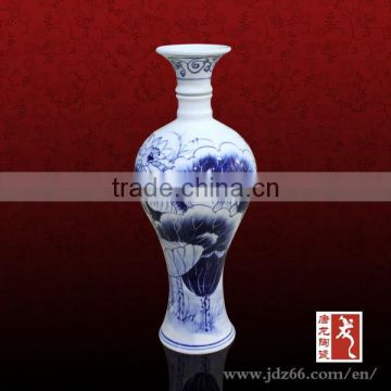 Hand painting excellent quality blue and white porcelain ceramic liquor bottle for home decoration