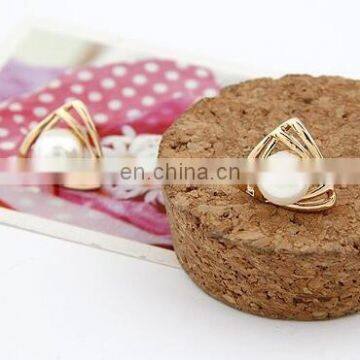 Korean Jewelry Sweet and Romantic and Lovely and Generous Temperament Imitation Pearl Earring Hollow Triangle Earring photo-5