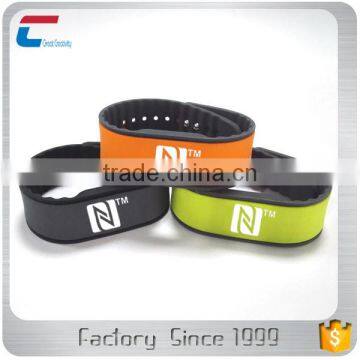 MIFARE Classic 4K NFC silicone wristband cheap rfid wristbands