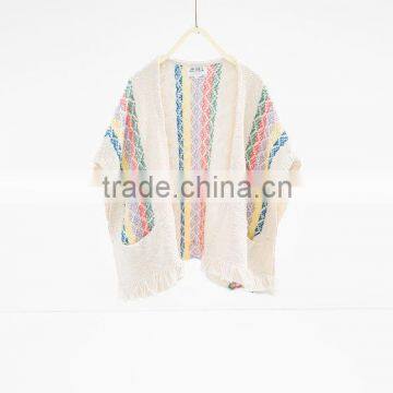 TWIST KNIT PONCHO Knit poncho. Round neck. Rear teardrop and button fastening