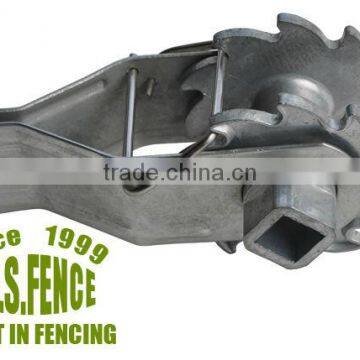 In line rachet wire strainer for tensioning fence wire