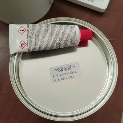 Двухкомпонентная быстросохнущая полиэфирная шпатлевка с хорошей наполняющей способностью и шлифовкой. Легко заполняет дырки и неровности на металлической поверхности.