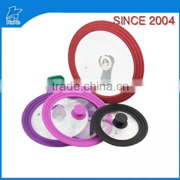 Glass lid for pan with silicone rim