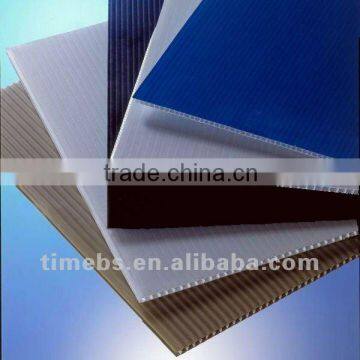 Corrugated plastic sheet for floor covering